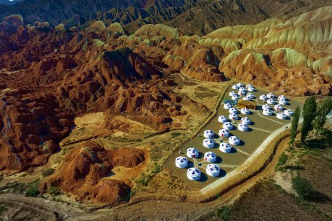 七彩丹霞靠山大营自驾游山庄