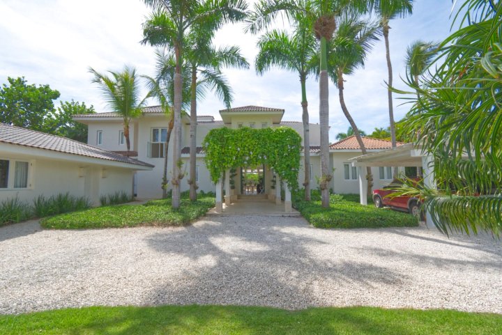 Fantastic 8-Bedroom Golf-Front Mansion Near the Beach
