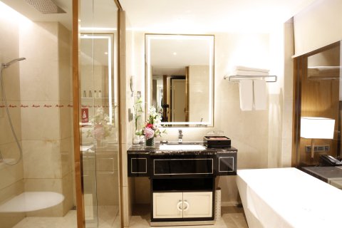 兴义国龙雅阁大酒店(穿云洞公园荷花巷步行街店)