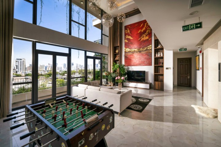 Luxury Duplex Penthouse with Pool & Foosball