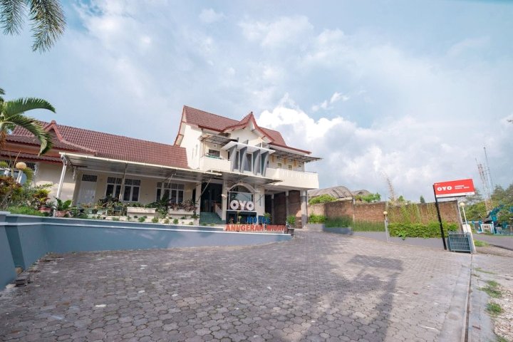 1962 安格拉维萨塔酒店(OYO 1962 Anugerah Wisata Hotel)