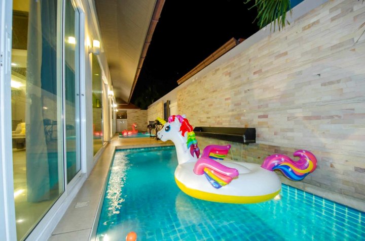精美絕倫的4房4卫泳池別墅，可住8人，寬敞舒適明亮，近海滩(pattaya millky pool villa)