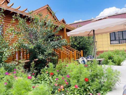 那拉提爱客民宿