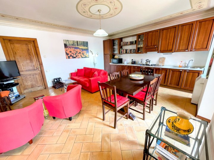 Central Spoleto Apartment + Large Terrace -in Midst of Shops, Bars + Restaurants