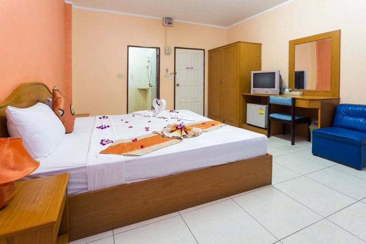 Guesthouse & Restaurant Belvedere - Central Triple Room with AC Near the Beach