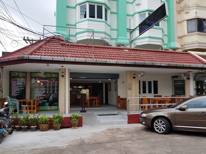 Welcome Inn Hotel @ Karon Beach. 3 Bed Room from Only 1200 Baht