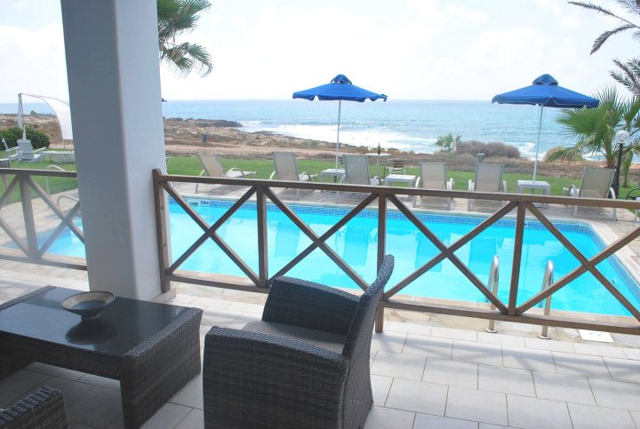 "海滨别墅，带私人温水游泳池，地理位置优越帕福斯323"(Sea Front Villa, Heated Private Pool, Amazing Location Paphos 323)