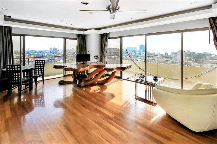 在Cental 芭堤雅的20层公寓中享有壮丽的海景和城市美景(Stunning Sea and City Views from This 20th Floor Condo in Cental Pattaya)