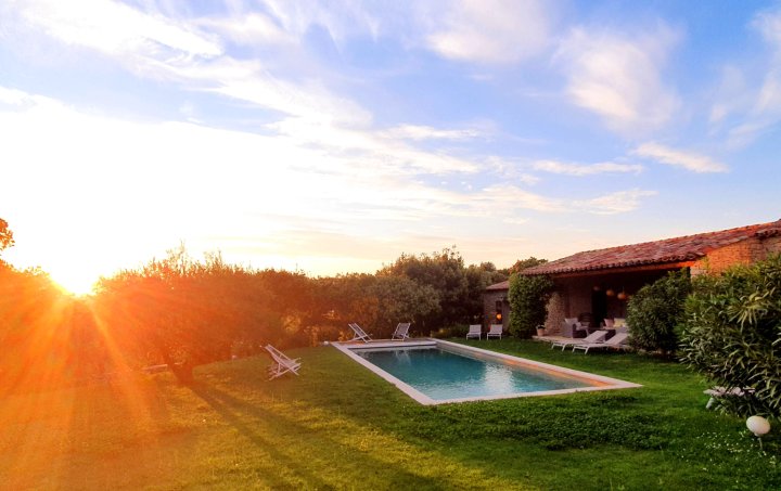 Superb Air-Conditioned House with Heated Pool in Gordes - by Feelluxuryholydays