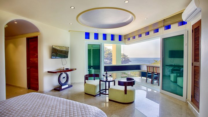 Luxury Suite with Waterfall, Ocean and Swimming pool view
