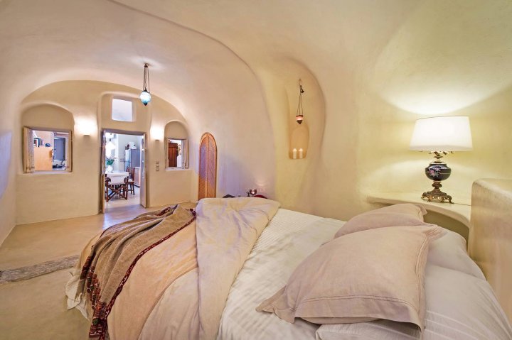 Real Santorini, Cave House – Far from the Crowds