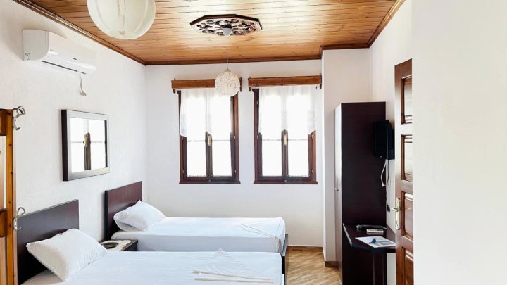Denis - Private Rooms & Guesthouse Gjirokastra