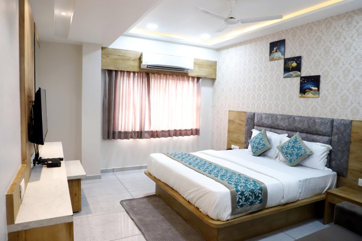 Hotel the Gulmohar Inn