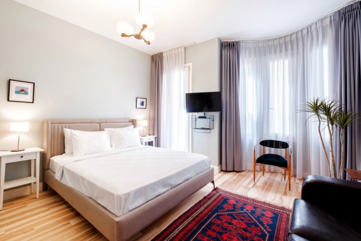 Stylish Flat w Balcony 8 Min to Istiklal Ave