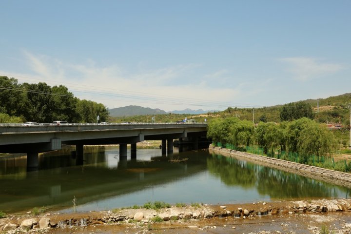 山里河畔民宿(京加路分店)