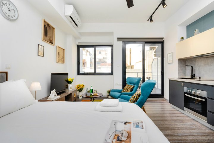 Sanders Home Suites - Charming Downtown Studio