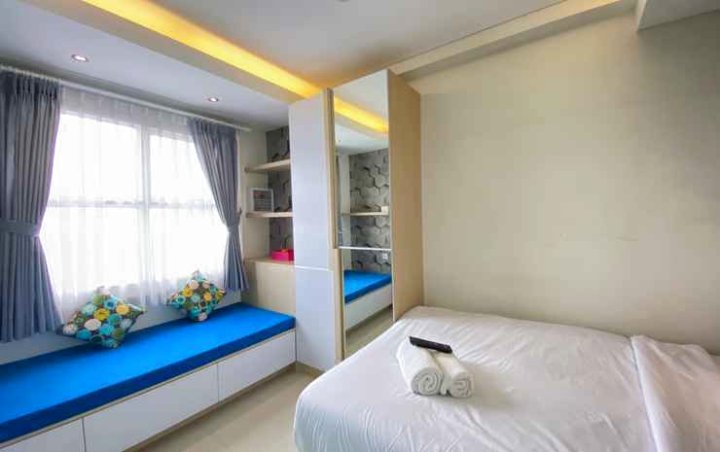 Homey and Clean 1BR Apartment at Parahyangan Residence By Travelio