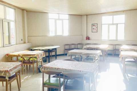 共和高原红酒店