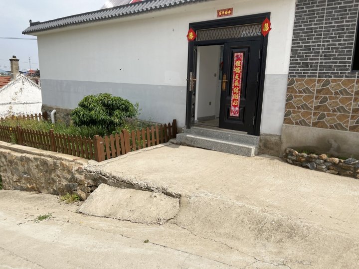 房东董礼貌特色民宿(温泉西路分店)