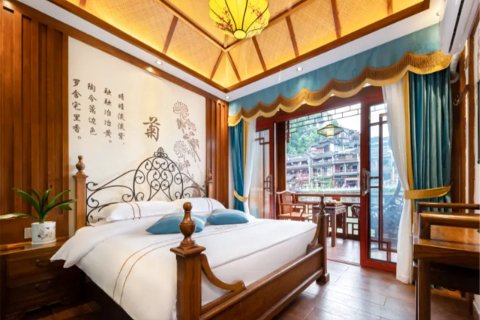 凤凰临水居客栈