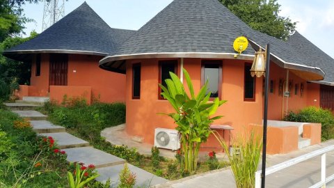 克赫玛拉特巴丁度假村(Khemmarat Baandin Resort)