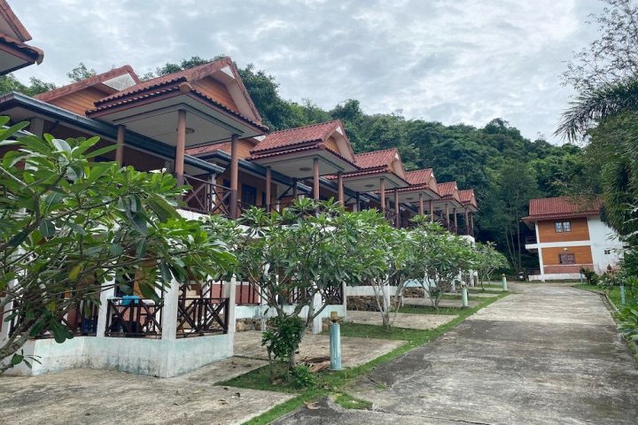 1144班普度假村(OYO 1144 Baan Phu Resort)