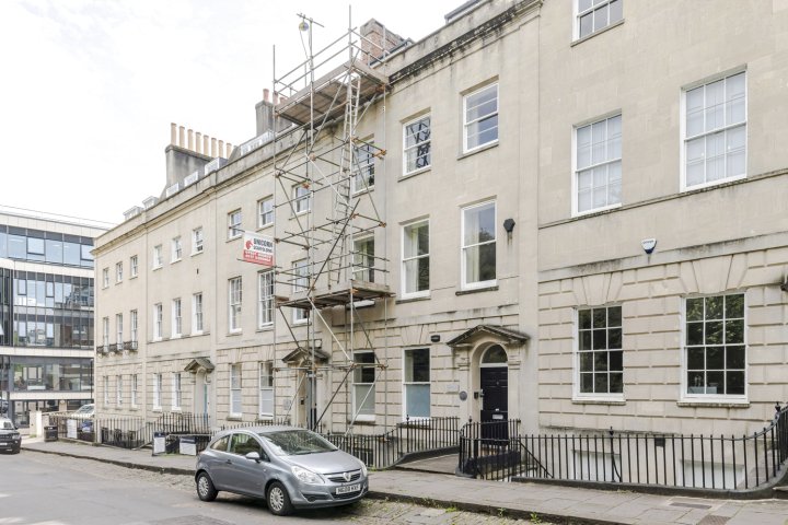 4 Berkeley Sq - 你的公寓(YourApartment | 4 Berkeley Square)