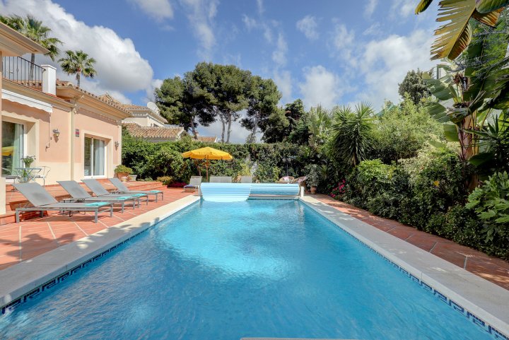 Marbella Private Villa, Heated Pool Jacuzzi Available Sleeps 8