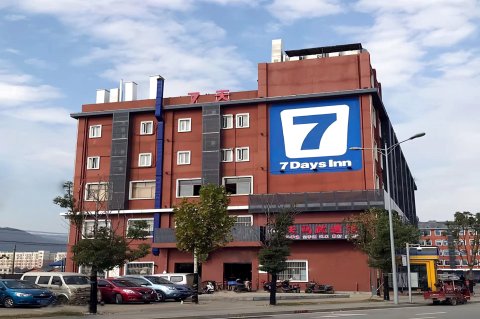 7天连锁酒店(长沙岳麓山阜埠河地铁站店)