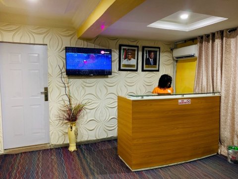 阿里夫拉德套房酒店(Ariflad Hotel & Suites)