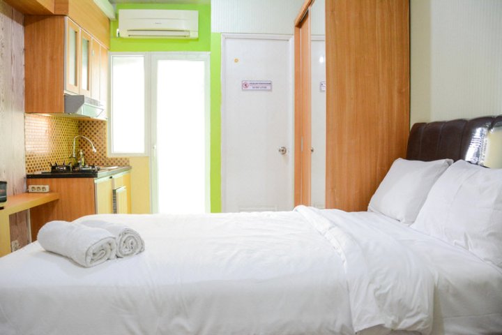 Stylish and Comfortable Studio Green Pramuka Apartment By Travelio