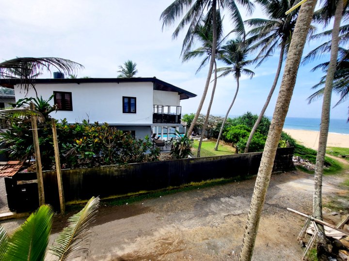 靠近希克杜沃的海滩别墅洋，配有游泳池和厨师 - 半独立房屋(Beach Villa Yang Near Hikkaduwa, with Pool and Cook - Semi-Detached House)