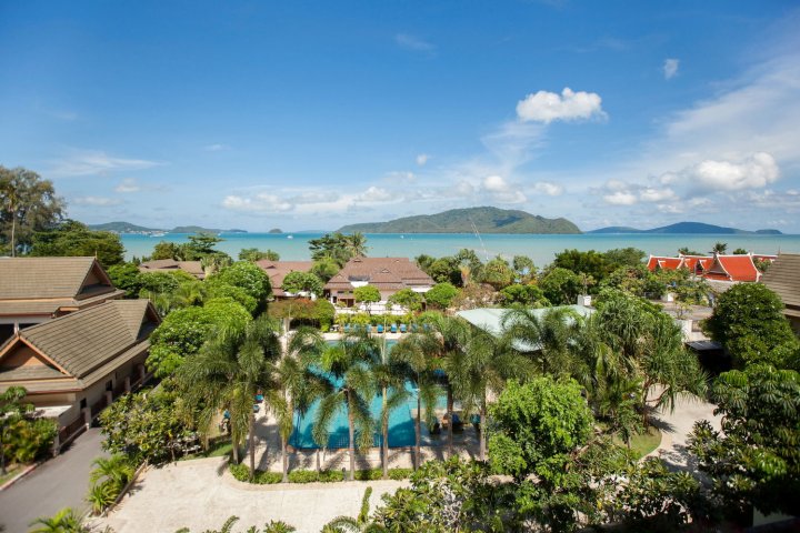 普吉岛查龙海滩酒店(Chalong Beach Hotel and Spa Phuket)