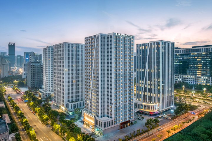 武汉光谷科技会展中心高科园亚朵酒店