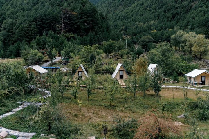 雅江木则溪畔民宿