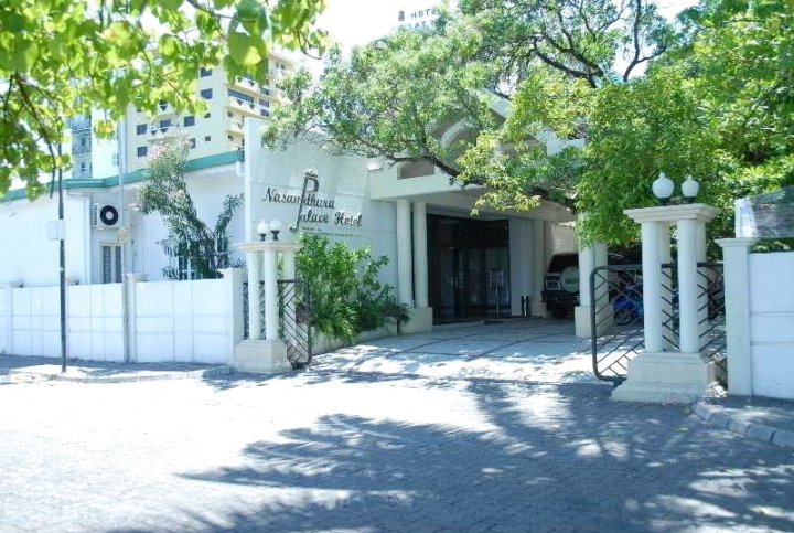 娜萨杜拉皇宫酒店(Nasandhura Palace Hotel)