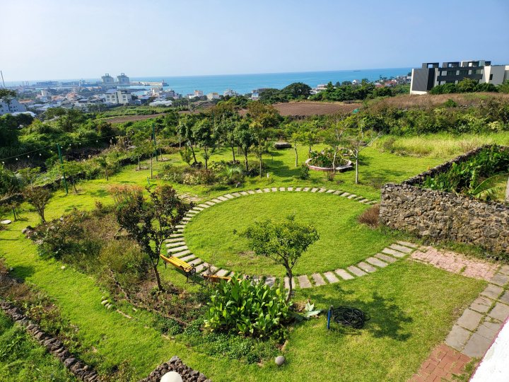 Jeju Yeohaeng and Chiyou Pension