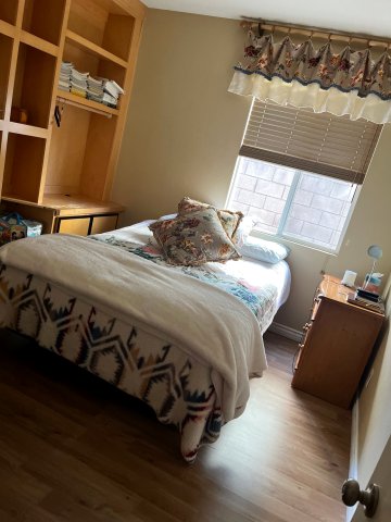 带全套浴室的一居室(One Bedroom with Its Full Bathroom)