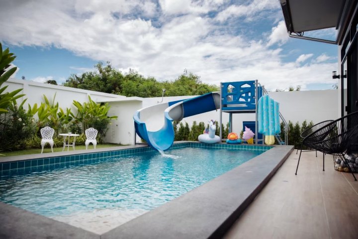 Blue sky pool villa