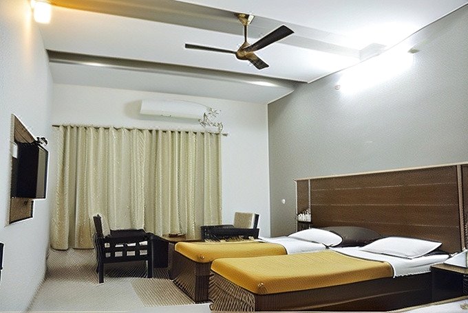 Hotel Dolphin Inn - Torangallu