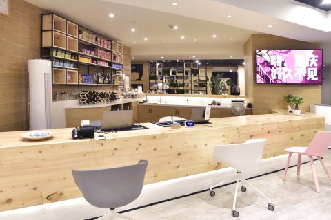 笑脸里·好久不见青年旅舍(重庆皇冠大扶梯两路口地铁站店)