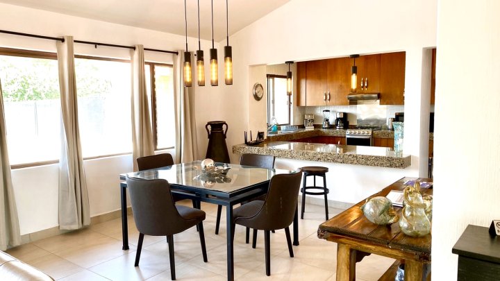 美丽装修的两卧室单元 - 位置优越 - 步行到任何地方(Beautifully Renovated 2 Bedroom Unit - Great Location -Walk to Everything)
