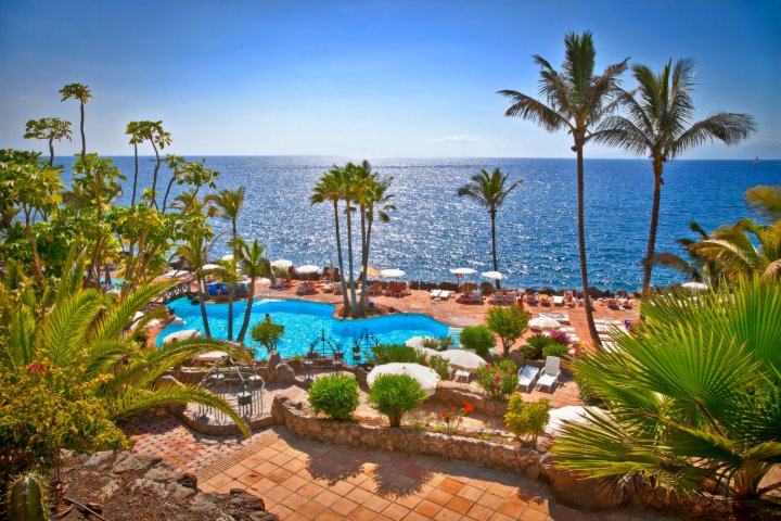 Las Americas Best-Suite - Large Apartment with View, Garden and Swimming Pool
