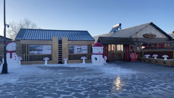 北极村雪人木屋