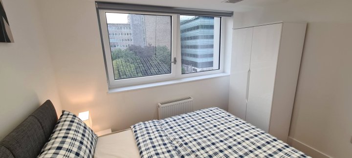 Lovely, Entire 2 Bedroom New Apartmnt in London