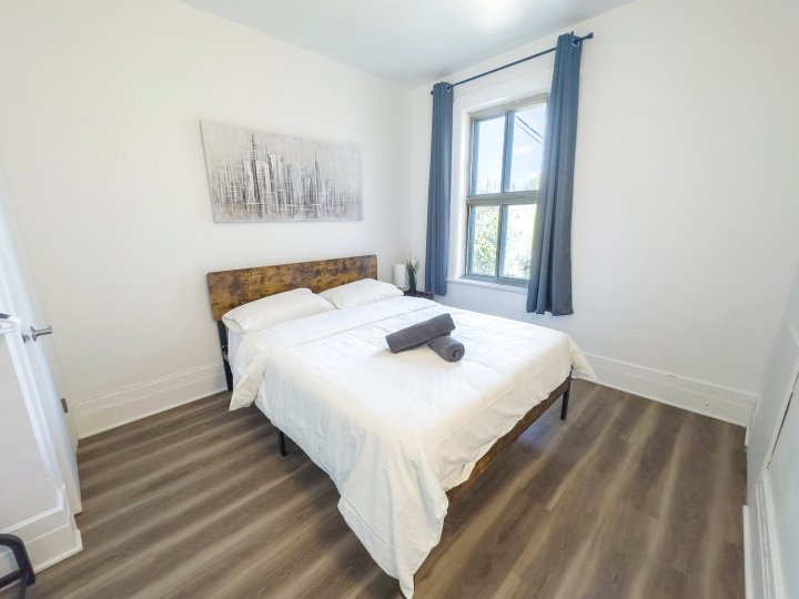Fantastic 4-Bedroom Residence in Little Italy, Only 5 Minutes from Beaubien Metro(Fantastic 4-Bedroom Residence in Little Italy, Only 5 Minutes from Beaubien Metro)