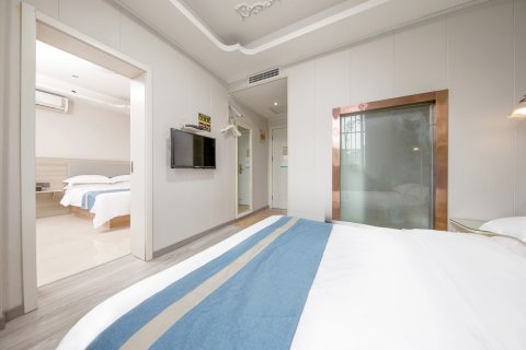 篮格假日宾馆(金坛华夏汽车客运站)