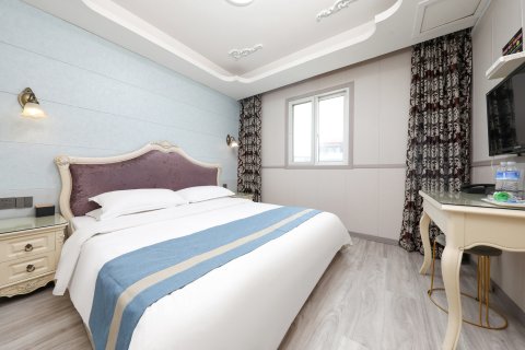 篮格假日宾馆(金坛华夏汽车客运站)