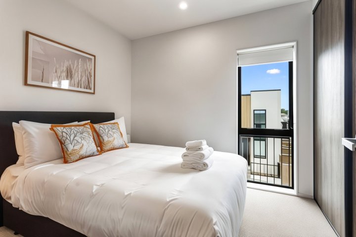 Fresh & Sleek Grey Lynn Unit with Private Patio