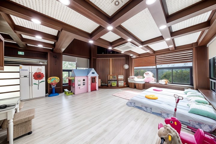 Pocheon Lux J Kids Pool Villa